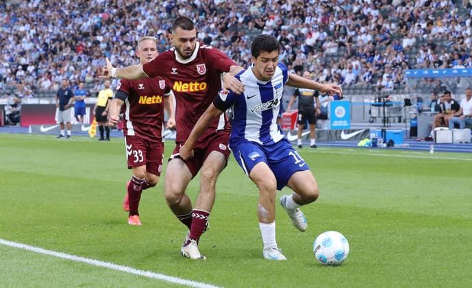 Rasim Bulic im Zweikampf mit Ibrahim Maza Spielszene Aktion Fußball Fussball DFL 2.Bundesliga Herren 3.Spieltag Saison 2024 2025 24.08.2024 Hertha BSC Berlin vs. SSV Jahn Regensburg DFL regulations prohibit any use of photographs as image sequences and or quasi-video