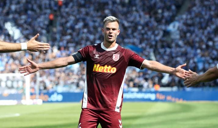 Benedikt Saller klatscht ab Aktion Oberkörper Fußball Fussball DFL 2.Bundesliga Herren 3.Spieltag Saison 2024 2025 24.08.2024 Hertha BSC Berlin vs. SSV Jahn Regensburg DFL regulations prohibit any use of photographs as image sequences and or quasi-video