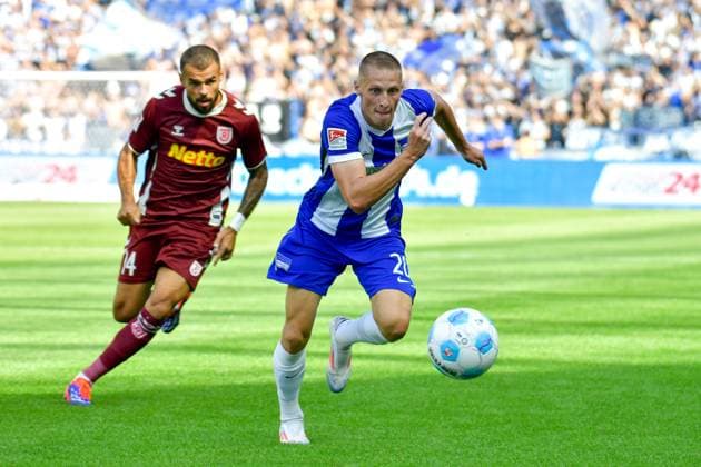 24.08.2024, xlakx, Fussball 2.Bundesliga, Hertha BSC Berlin - Jahn Regensburg emspor, v.l. Robin Ziegele (SSV Jahn Regensburg 14),Palko Dardai (Hertha BSC 20),Zweikampf, Duell, Kampf, tackle (DFL DFB REGULATIONS PROHIBIT ANY USE OF PHOTOGRAPHS as IMAGE SEQUENCES and or QUASI-VIDEO) Daniel Lakomski Jan Huebner Berlin