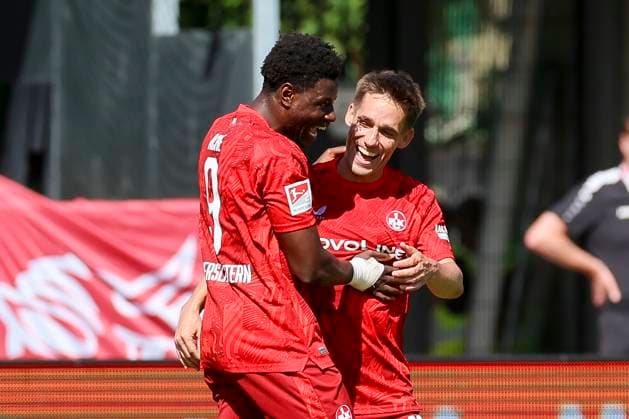 Ragnar Ache (1. FC Kaiserslautern) bejubelt seinen Treffer zum 0:1 mit Philipp Klement (1. FC Kaiserslautern), 2. Bundesliga, Preußen Münster vs 1. FC Kaiserslautern, Preußenstadion am 24. August 2024 in Münster, Deutschland. (Foto von Marco Steinbrenner DeFodi Images) Ragnar Ache (1. FC Kaiserslautern) celebrates after scoring his teams first goal with Philipp Klement (1. FC Kaiserslautern), 2. Bundesliga, Preußen Münster vs 1. FC Kaiserslautern, Preußenstadion, August 24, 2024 in Münster, Germany. (Photo by Marco Steinbrenner DeFodi Images) DFB DFL REGULATIONS PROHIBIT ANY USE OF PHOTOGRAPHS AS IMAGE SEQUENCES AND OR QUASI-VIDEO. Defodi-700_scp_fcK_20240824_068