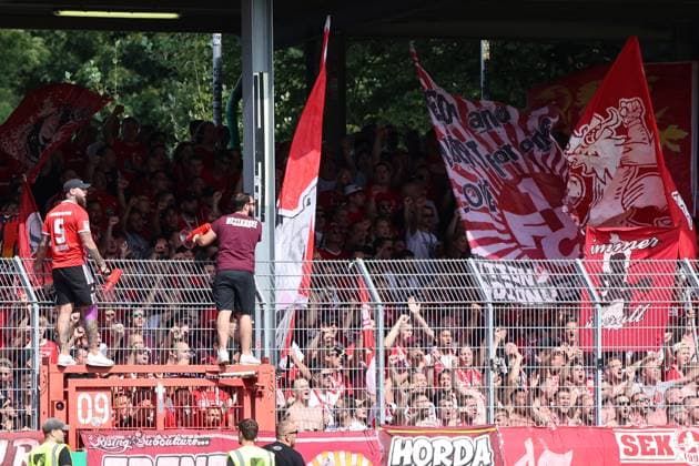 GER, Preussen Muenster gegen 1.FC Kaiserslautern, Fussball, 2.Liga, 3. Spieltag, Spielzeit 2024 2025, 24.08.2024 Fans 1.FC Kaiserslautern DFL REGULATIONS PROHIBIT ANY USE OF PHOTOGRAPHS AS IMAGE SEQUENCES AND OR QUASI-VIDEO GER, Preussen Muenster gegen 1.FC Kaiserslautern, Fussball, 2.Liga, 3. Spieltag, Spielzeit 2024 2025, 24.08.2024 Muenster