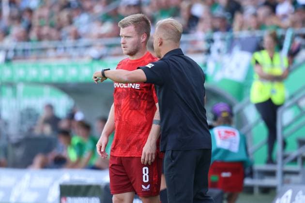GER, Preussen Muenster gegen 1.FC Kaiserslautern, Fussball, 2.Liga, 3. Spieltag, Spielzeit 2024 2025, 24.08.2024 Jean Zimmer (1.FC Kaiserslautern, 8) Markus Anfang (Trainer 1.FC Kaiserslautern) DFL REGULATIONS PROHIBIT ANY USE OF PHOTOGRAPHS AS IMAGE SEQUENCES AND OR QUASI-VIDEO GER, Preussen Muenster gegen 1.FC Kaiserslautern, Fussball, 2.Liga, 3. Spieltag, Spielzeit 2024 2025, 24.08.2024 Muenster