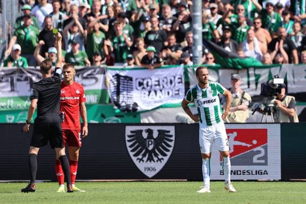 GER, Preussen Muenster gegen 1.FC Kaiserslautern, Fussball, 2.Liga, 3. Spieltag, Spielzeit 2024 2025, 24.08.2024 gelbe Karte Jorrit Hendrix Joel Grodowski (Preussen Muenster, 20) DFL REGULATIONS PROHIBIT ANY USE OF PHOTOGRAPHS AS IMAGE SEQUENCES AND OR QUASI-VIDEO GER, Preussen Muenster gegen 1.FC Kaiserslautern, Fussball, 2.Liga, 3. Spieltag, Spielzeit 2024 2025, 24.08.2024 Muenster