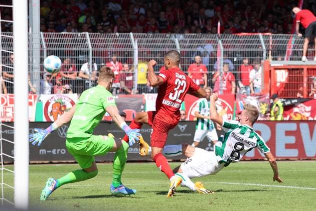 GER, Preussen Muenster gegen 1.FC Kaiserslautern, Fussball, 2.Liga, 3. Spieltag, Spielzeit 2024 2025, 24.08.2024 Torschuss Joshua Mees Joel Grodowski (Preussen Muenster, 8) DFL REGULATIONS PROHIBIT ANY USE OF PHOTOGRAPHS AS IMAGE SEQUENCES AND OR QUASI-VIDEO GER, Preussen Muenster gegen 1.FC Kaiserslautern, Fussball, 2.Liga, 3. Spieltag, Spielzeit 2024 2025, 24.08.2024 Muenster