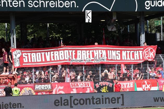 GER, Preussen Muenster gegen 1.FC Kaiserslautern, Fussball, 2.Liga, 3. Spieltag, Spielzeit 2024 2025, 24.08.2024 Fans Kaiserslautern DFL REGULATIONS PROHIBIT ANY USE OF PHOTOGRAPHS AS IMAGE SEQUENCES AND OR QUASI-VIDEO GER, Preussen Muenster gegen 1.FC Kaiserslautern, Fussball, 2.Liga, 3. Spieltag, Spielzeit 2024 2025, 24.08.2024 Muenster