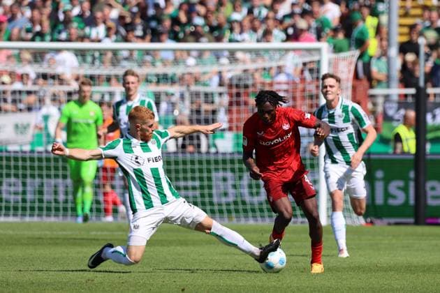 GER, Preussen Muenster gegen 1.FC Kaiserslautern, Fussball, 2.Liga, 3. Spieltag, Spielzeit 2024 2025, 24.08.2024 Mikkel Kirkeskov (Preussen Muenster, 2) Dickson Abiama (1.FC Kaiserslautern, 40) DFL REGULATIONS PROHIBIT ANY USE OF PHOTOGRAPHS AS IMAGE SEQUENCES AND OR QUASI-VIDEO GER, Preussen Muenster gegen 1.FC Kaiserslautern, Fussball, 2.Liga, 3. Spieltag, Spielzeit 2024 2025, 24.08.2024 Muenster