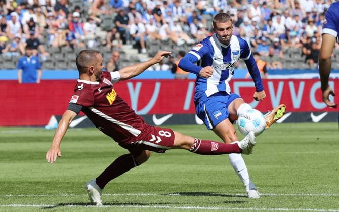 Andreas Geipl, Michael Cuisance Zweikampf Spielszene Aktion Fußball Fussball DFL 2.Bundesliga Herren 3.Spieltag Saison 2024 2025 24.08.2024 Hertha BSC Berlin vs. SSV Jahn Regensburg DFL regulations prohibit any use of photographs as image sequences and or quasi-video