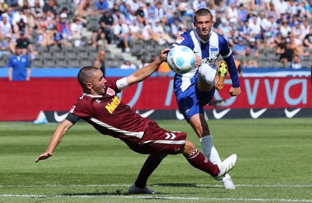Andreas Geipl, Michael Cuisance Zweikampf Spielszene Aktion Fußball Fussball DFL 2.Bundesliga Herren 3.Spieltag Saison 2024 2025 24.08.2024 Hertha BSC Berlin vs. SSV Jahn Regensburg DFL regulations prohibit any use of photographs as image sequences and or quasi-video