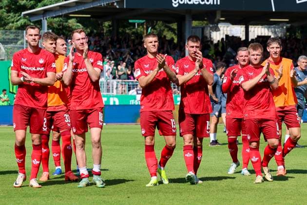 Die Spieler des 1. FC Kaiserslautern bejubeln den Auswaertssieg, 2. Bundesliga, Preußen Münster vs 1. FC Kaiserslautern, Preußenstadion am 24. August 2024 in Münster, Deutschland. (Foto von Marco Steinbrenner DeFodi Images) The players of 1. FC Kaiserslautern celebrate the away win, 2. Bundesliga, Preußen Münster vs 1. FC Kaiserslautern, Preußenstadion, August 24, 2024 in Münster, Germany. (Photo by Marco Steinbrenner DeFodi Images) DFB DFL REGULATIONS PROHIBIT ANY USE OF PHOTOGRAPHS AS IMAGE SEQUENCES AND OR QUASI-VIDEO. Defodi-700_scp_fcK_20240824_069