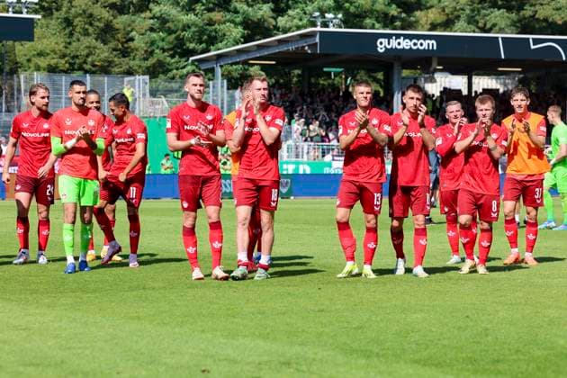 Die Spieler des 1. FC Kaiserslautern bejubeln den Auswaertssieg, 2. Bundesliga, Preußen Münster vs 1. FC Kaiserslautern, Preußenstadion am 24. August 2024 in Münster, Deutschland. (Foto von Marco Steinbrenner DeFodi Images) The players of 1. FC Kaiserslautern celebrate the away win, 2. Bundesliga, Preußen Münster vs 1. FC Kaiserslautern, Preußenstadion, August 24, 2024 in Münster, Germany. (Photo by Marco Steinbrenner DeFodi Images) DFB DFL REGULATIONS PROHIBIT ANY USE OF PHOTOGRAPHS AS IMAGE SEQUENCES AND OR QUASI-VIDEO. Defodi-700_scp_fcK_20240824_070