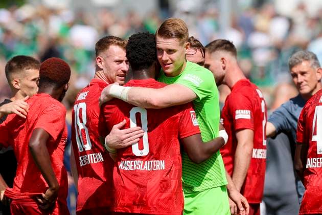Ragnar Ache (1. FC Kaiserslautern) und Torhueter Julian Krahl (1. FC Kaiserslautern) jubeln, 2. Bundesliga, Preußen Münster vs 1. FC Kaiserslautern, Preußenstadion am 24. August 2024 in Münster, Deutschland. (Foto von Marco Steinbrenner DeFodi Images) Ragnar Ache (1. FC Kaiserslautern) und Torhueter Julian Krahl (1. FC Kaiserslautern) cheer, 2. Bundesliga, Preußen Münster vs 1. FC Kaiserslautern, Preußenstadion, August 24, 2024 in Münster, Germany. (Photo by Marco Steinbrenner DeFodi Images) DFB DFL REGULATIONS PROHIBIT ANY USE OF PHOTOGRAPHS AS IMAGE SEQUENCES AND OR QUASI-VIDEO. Defodi-700_scp_fcK_20240824_074