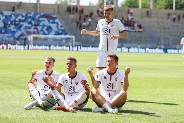Sport Themen der Woche KW34 Sport Bilder des Tages 3. Liga; 1. FC Saarbrücken - FC Ingolstadt 04 - Tor Jubel Treffer 0:2 Marcel Costly (22, FCI) mit Sebastian Grönning (11, FCI) Dennis Borkowski (7, FCI) Benjamin Kanuric (8, FCI) Meditation 3. Liga - 1. FC Saarbrücken - FC Ingolstadt 04 Saison 2024 2025 *** 3 Liga 1 FC Saarbrücken FC Ingolstadt 04 Goal Jubel Treffer 0 2 Marcel Costly 22, FCI with Sebastian Grönning 11, FCI Dennis Borkowski 7, FCI Benjamin Kanuric 8, FCI Meditation 3 Liga 1 FC Saarbrücken FC Ingolstadt 04 Season 2024 2025