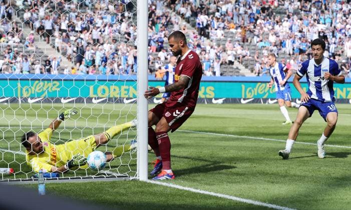 Florian Niederlechner erzielt das Tor zum 2:0 gegen Torwart Felix Gebhardt Zweikampf Spielszene Aktion Fußball Fussball DFL 2.Bundesliga Herren 3.Spieltag Saison 2024 2025 24.08.2024 Hertha BSC Berlin vs. SSV Jahn Regensburg DFL regulations prohibit any use of photographs as image sequences and or quasi-video