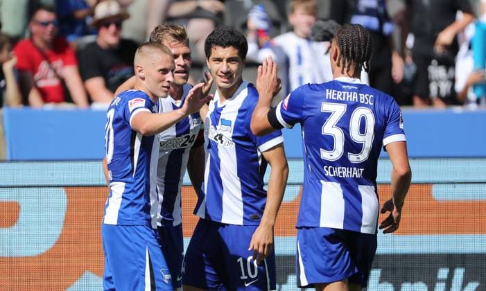 Florian Niederlechner jubelt nach 2:0 mit Palko Dardai, Ibrahim Maza, Derry Scherhant Freude Emotion Jubel Fußball Fussball DFL 2.Bundesliga Herren 3.Spieltag Saison 2024 2025 24.08.2024 Hertha BSC Berlin vs. SSV Jahn Regensburg DFL regulations prohibit any use of photographs as image sequences and or quasi-video