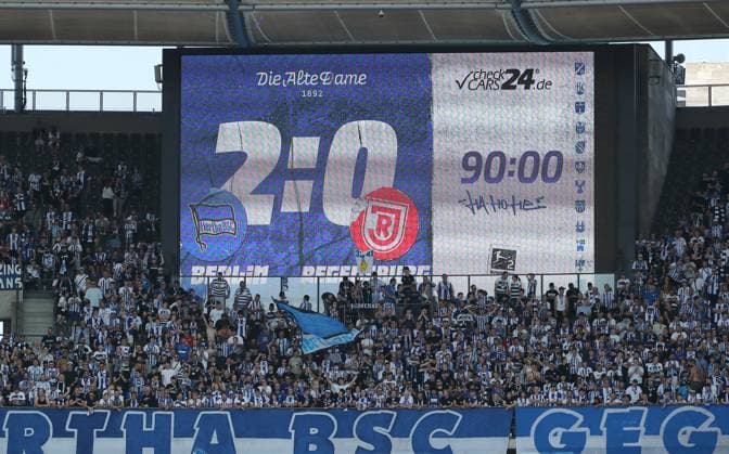 Anzeigetafel mit Endergebnis 2:0 Fußball Fussball DFL 2.Bundesliga Herren 3.Spieltag Saison 2024 2025 24.08.2024 Hertha BSC Berlin vs. SSV Jahn Regensburg DFL regulations prohibit any use of photographs as image sequences and or quasi-video