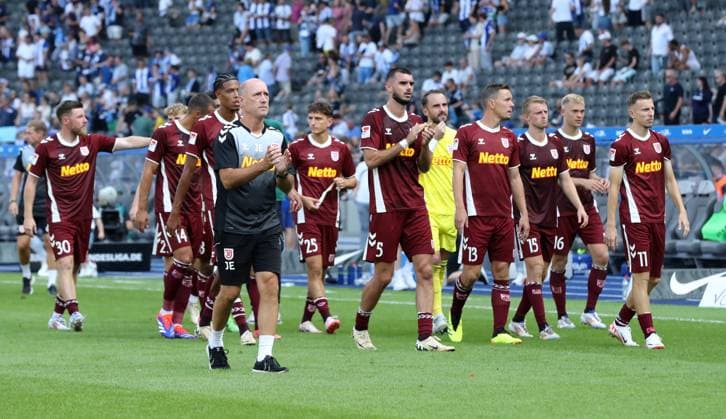 Trainer Joe Enochs und Mannschaft enttäuscht nach Spielende bei den Fans Enttäuschung Fußball Fussball DFL 2.Bundesliga Herren 3.Spieltag Saison 2024 2025 24.08.2024 Hertha BSC Berlin vs. SSV Jahn Regensburg DFL regulations prohibit any use of photographs as image sequences and or quasi-video