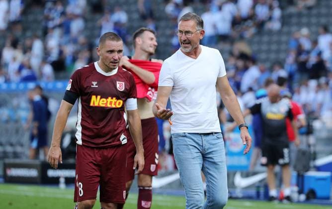 re. Geschäftsführer Achim Beierlorzer redet mit Andreas Geipl enttäuscht nach Spielende Enttäuschung Sport Fußball Fussball DFL 2.Bundesliga Herren 3.Spieltag Saison 2024 2025 24.08.2024 Hertha BSC Berlin vs. SSV Jahn Regensburg DFL regulations prohibit any use of photographs as image sequences and or quasi-video
