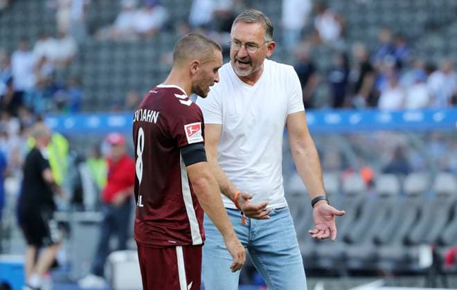 re. Geschäftsführer Achim Beierlorzer redet mit Andreas Geipl enttäuscht nach Spielende Enttäuschung Sport Fußball Fussball DFL 2.Bundesliga Herren 3.Spieltag Saison 2024 2025 24.08.2024 Hertha BSC Berlin vs. SSV Jahn Regensburg DFL regulations prohibit any use of photographs as image sequences and or quasi-video