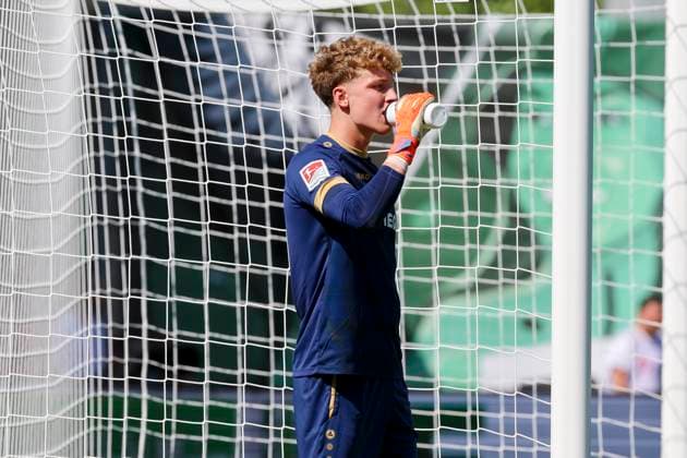 Torhueter Johannes Schenk (SC Preussen Muenster) trinkt bei der Hitze aus einer Wasserflasche, 2. Bundesliga, Preußen Münster vs 1. FC Kaiserslautern, Preußenstadion am 24. August 2024 in Münster, Deutschland. (Foto von Marco Steinbrenner DeFodi Images) Torhueter Johannes Schenk (SC Preussen Muenster) drinks from a water bottle in the heat, 2. Bundesliga, Preußen Münster vs 1. FC Kaiserslautern, Preußenstadion, August 24, 2024 in Münster, Germany. (Photo by Marco Steinbrenner DeFodi Images) DFB DFL REGULATIONS PROHIBIT ANY USE OF PHOTOGRAPHS AS IMAGE SEQUENCES AND OR QUASI-VIDEO. Defodi-700_scp_fcK_20240824_083