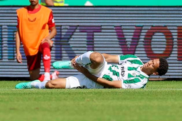 Andras Nemeth (SC Preussen Muenster) liegt verletzt auf dem Boden und haelt sich den rechten Knoechel, 2. Bundesliga, Preußen Münster vs 1. FC Kaiserslautern, Preußenstadion am 24. August 2024 in Münster, Deutschland. (Foto von Marco Steinbrenner DeFodi Images) Andras Nemeth (SC Preussen Muenster) lies injured on the floor and holds his right ankle, 2. Bundesliga, Preußen Münster vs 1. FC Kaiserslautern, Preußenstadion, August 24, 2024 in Münster, Germany. (Photo by Marco Steinbrenner DeFodi Images) DFB DFL REGULATIONS PROHIBIT ANY USE OF PHOTOGRAPHS AS IMAGE SEQUENCES AND OR QUASI-VIDEO. Defodi-700_scp_fcK_20240824_085