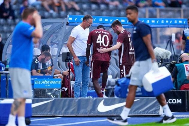 Sport Bilder des Tages Mansour Ouro-Tagba (SSV Jahn Regensburg, 40), rote Karte, GER, Hertha BSC vs. SSV Jahn Regensburg, Fussball Herren, 2. Bundesliga, Saison 2024 2025, 03. Spieltag, 24.08.2024. (DFL REGULATIONS PROHIBIT ANY USE OF PHOTOGRAPHS AS IMAGE SEQUENCES AND OR QUASI - VIDEO). GER, Hertha BSC vs. SSV Jahn Regensburg, Fussball Herren, 2. Bundesliga, Saison 2024 2025, 03. Spieltag, 24.08.2024. Berlin