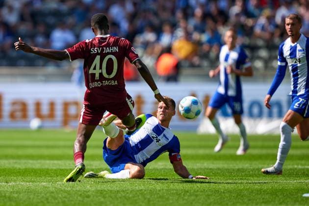 Mansour Ouro-Tagba (SSV Jahn Regensburg, 40), rote Karte, Florian Niederlechner (Hertha BSC, 07), GER, Hertha BSC vs. SSV Jahn Regensburg, Fussball Herren, 2. Bundesliga, Saison 2024 2025, 03. Spieltag, 24.08.2024. (DFL REGULATIONS PROHIBIT ANY USE OF PHOTOGRAPHS AS IMAGE SEQUENCES AND OR QUASI - VIDEO). GER, Hertha BSC vs. SSV Jahn Regensburg, Fussball Herren, 2. Bundesliga, Saison 2024 2025, 03. Spieltag, 24.08.2024. Berlin