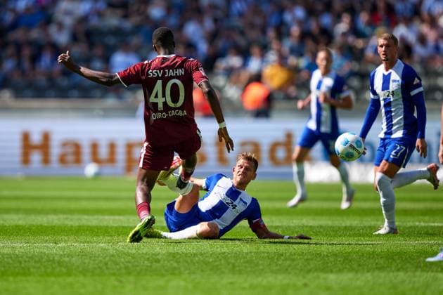Sport Bilder des Tages Mansour Ouro-Tagba (SSV Jahn Regensburg, 40), rote Karte, Florian Niederlechner (Hertha BSC, 07), GER, Hertha BSC vs. SSV Jahn Regensburg, Fussball Herren, 2. Bundesliga, Saison 2024 2025, 03. Spieltag, 24.08.2024. (DFL REGULATIONS PROHIBIT ANY USE OF PHOTOGRAPHS AS IMAGE SEQUENCES AND OR QUASI - VIDEO). GER, Hertha BSC vs. SSV Jahn Regensburg, Fussball Herren, 2. Bundesliga, Saison 2024 2025, 03. Spieltag, 24.08.2024. Berlin