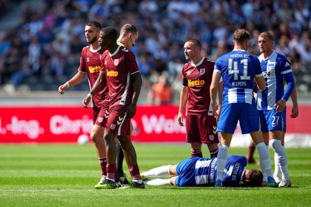 Mansour Ouro-Tagba (SSV Jahn Regensburg, 40), rote Karte, Florian Niederlechner (Hertha BSC, 07), GER, Hertha BSC vs. SSV Jahn Regensburg, Fussball Herren, 2. Bundesliga, Saison 2024 2025, 03. Spieltag, 24.08.2024. (DFL REGULATIONS PROHIBIT ANY USE OF PHOTOGRAPHS AS IMAGE SEQUENCES AND OR QUASI - VIDEO). GER, Hertha BSC vs. SSV Jahn Regensburg, Fussball Herren, 2. Bundesliga, Saison 2024 2025, 03. Spieltag, 24.08.2024. Berlin