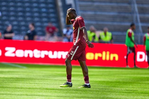 Mansour Ouro-Tagba (SSV Jahn Regensburg, 40), rote Karte, GER, Hertha BSC vs. SSV Jahn Regensburg, Fussball Herren, 2. Bundesliga, Saison 2024 2025, 03. Spieltag, 24.08.2024. (DFL REGULATIONS PROHIBIT ANY USE OF PHOTOGRAPHS AS IMAGE SEQUENCES AND OR QUASI - VIDEO). GER, Hertha BSC vs. SSV Jahn Regensburg, Fussball Herren, 2. Bundesliga, Saison 2024 2025, 03. Spieltag, 24.08.2024. Berlin