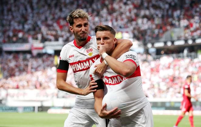 Sport Themen der Woche KW34 Sport Bilder des Tages 24.08.2024, Deutschland, Freiburg, Fußball Bundesliga, Saison 2024 2025, SC Freiburg vs. VfB Stuttgart, Jubel nach dem 0:1 Tor, v.l. Atakan Karazor, Torschütze Ermedin Demirovic (VfB) *** 24 08 2024, Germany, Freiburg, Soccer Bundesliga, Season 2024 2025, SC Freiburg vs VfB Stuttgart, Cheering after the 0 1 goal, f l Atakan Karazor, Scorer Ermedin Demirovic VfB