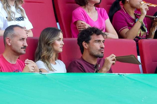 Mats Hummels mit seiner Freundin auf der Tribuene, FC Augsburg vs. SV Werder Bremen, Fussball, 1. Bundesliga, 1. Spieltag, 24.08.2024 DFB regulations prohibit any use of photographs as image sequences and or quasi-video Augsburg Bayern Deutschland