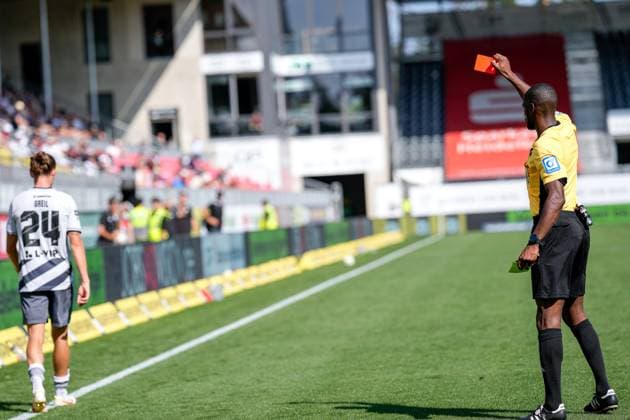 Sport Themen der Woche KW34 Sport Bilder des Tages v.li.: Patrick Greil (SVS, 24) sieht von Assad Nouhoum (Schiedsrichter) die Gelb-Rote Karte, Platzverweis, Hinausstellung, Feldverweis, second yellow card, Highlight, Action, Aktion, Spielszene, 24.08.2024, Sandhausen (Deutschland), Fussball, 3. Liga, SV Sandhausen - Hannover 96 II, DFB DFL REGULATIONS PROHIBIT ANY USE OF PHOTOGRAPHS AS IMAGE SEQUENCES AND OR QUASI-VIDEO. *** v li Patrick Greil SVS, 24 sees from Assad Nouhoum referee the yellow red card, sending off, expulsion, second yellow card, highlight, action, action scene, 24 08 2024, Sandhausen Germany , Football, 3 Liga, SV Sandhausen Hannover 96 II, DFB DFL REGULATIONS PROHIBIT ANY USE OF PHOTOGRAPHS AS IMAGE SEQUENCES AND OR QUASI VIDEO xozx