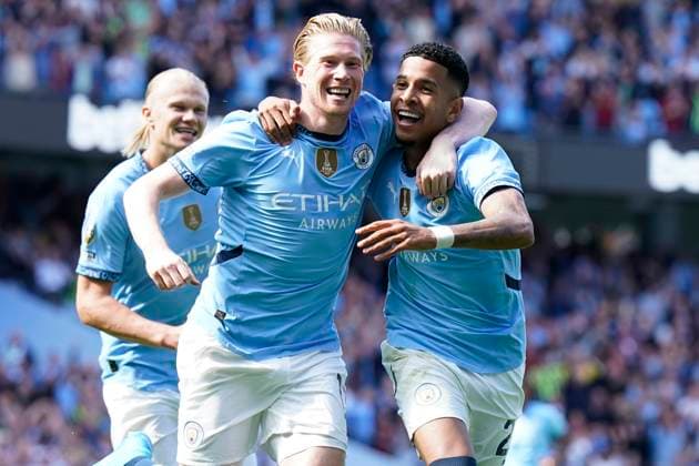 Sport Themen der Woche KW34 Sport Bilder des Tages Manchester, England, 24th August 2024. Kevin De Bruyne of Manchester City (L celebrates after scoring the second goal with S‡vio of Manchester City during the Premier League match at the Etihad Stadium, Manchester. Picture credit should read: Andrew Yates Sportimage EDITORIAL USE ONLY. No use with unauthorised audio, video, data, fixture lists, club league logos or live services. Online in-match use limited to 120 images, no video emulation. No use in betting, games or single club league player publications. SPI-3275-0005