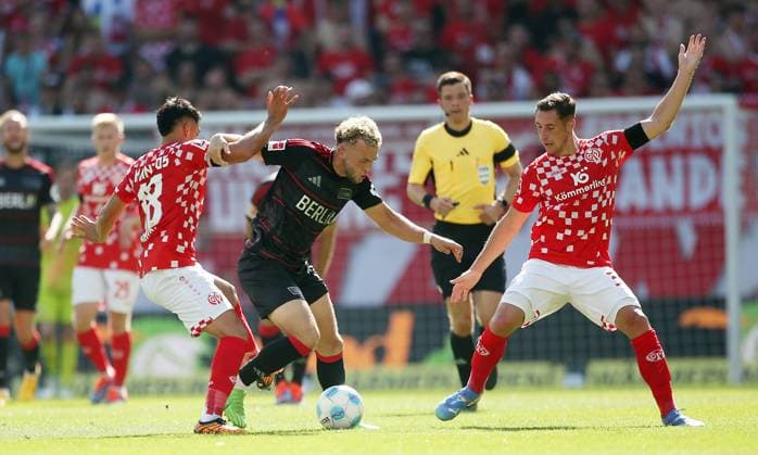 Nadiem Amiri (18, Mainz 05), Benedict Hollerbach (16, Union Berlin) 24.08.2024, Fußball, 1. Bundesliga, 1. FSV Mainz 05 - FC Union Berlin, 1. Spieltag, Saison 2024 25, MEWA Arena, Mainz, Deutschland, zmdz, ** DFB & DFL regulations prohibit any use of photographs as image sequences and or quasi-video. ** 1. FSV Mainz 05 - FC Union Berlin