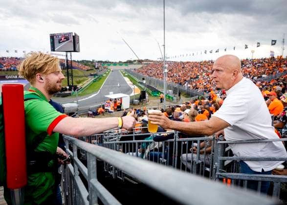 ZANDVOORT - A spectator buys a beer during the qualification for the F1 Grand Prix of the Netherlands at the Circuit of Zandvoort. ANP SEM VAN DER WAL xVIxANPxSportx xxANPxIVx 506631381 originalFilename: 506631381.jpg