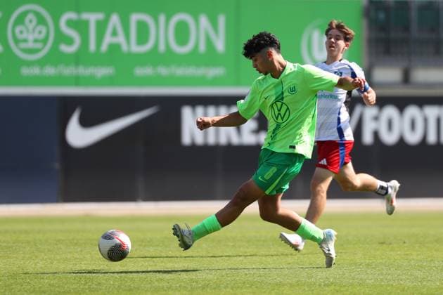 VfL vs. Hamburger SV, A-Junioren BL Wolfsburg, 24.08.2024, FUßBALL - VfL Wolfsburg U19 vs. Hamburger SV U19, A-Junioren Bundesliga Nord Nordost, Saison 2024 25. Darwin Soylu (VfL Wolfsburg U19) Wolfsburg *** VfL vs Hamburger SV, A Junior BL Wolfsburg, 24 08 2024, FOOTBALL VfL Wolfsburg U19 vs Hamburger SV U19, A Junior Bundesliga Nord Nordost, Season 2024 25 Darwin Soylu VfL Wolfsburg U19 Wolfsburg