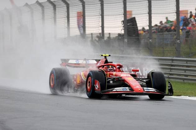 24.08.2024, xsvx, Motorsport FIA Formel 1, Großer Preis der Niederlande 2024 emspor, v.l. Carlos Sainz (Ferrari) Startnummer 55 (FIA REGULATIONS PROHIBIT ANY USE OF PHOTOGRAPHS as IMAGE SEQUENCES and or QUASI-VIDEO) Zandvoort