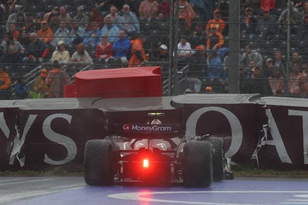 24.08.2024, xsvx, Motorsport FIA Formel 1, Großer Preis der Niederlande 2024 emspor, v.l. Nico Hülkenberg (MoneyGram Haas F1 Team) Startnummer 27 Crash Unfall (FIA REGULATIONS PROHIBIT ANY USE OF PHOTOGRAPHS as IMAGE SEQUENCES and or QUASI-VIDEO) Zandvoort