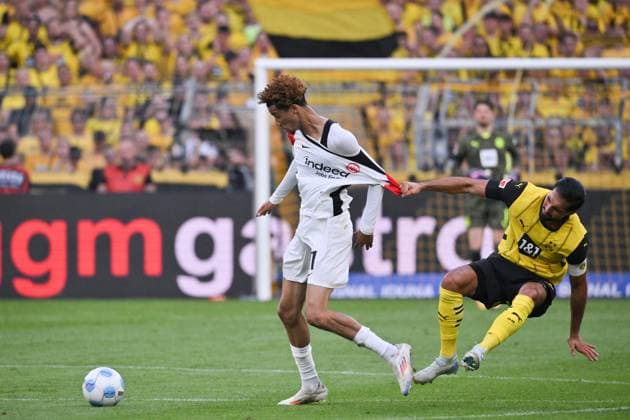 Sport Themen der Woche KW34 Sport Bilder des Tages Emre Can (Borussia Dortmund), re., gegen Hugo Ekitike (Eintracht Frankfurt) 24.08.2024, Fussball 1. Bundesliga, 1. Spieltag, Saison 2024 2025 Borussia Dortmund - Eintracht Frankfurt Dortmund Signal Iduna Park Nordrhein Westfalen Deutschland *** Emre Can Borussia Dortmund , re , against Hugo Ekitike Eintracht Frankfurt 24 08 2024, Soccer 1 Bundesliga, 1 Matchday, Season 2024 2025 Borussia Dortmund Eintracht Frankfurt Dortmund Signal Iduna Park Nordrhein Westfalen Germany Team2