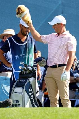 CASTLE ROCK, CO - AUGUST 24: PGA, Golf Herren golfer Rory McIlroy pulls his driver out of his bag on the first tee during the third round of the PGA FedExCup BMW Championship on August 24th, 2024, at Castle Pines Golf Club in Castle Rock, Colorado. (Photo by Brian Spurlock Icon Sportswire) GOLF: AUG 24 PGA FedExCup Playoffs - BMW Championship EDITORIAL USE ONLY Icon24082419