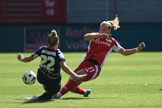 Fussball, Frauen, Saison 2024 2025, 2. Frauen-Bundesliga (1. Spieltag), 1. FC Union Berlin - Hamburger SV, v. l. Sarah-Vanessa Stöckmann (1. Frauen, HSV), Dina Orschmann (1. Frauen, 1. FC Union), 24.08. 2024, Copyright: xStefaniexFiebrig MatthiasxKochx