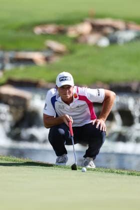 CASTLE ROCK, CO - AUGUST 24: A waterfall sets the backdrop as Viktor Hovland lines ups a putt on the 3rd hole during the third round of the BMW Championship on August 24, 2024 at Castle Pines Golf Club in Castle Rock, CO. (Photo by Scott Winters Icon Sportswire) GOLF: AUG 24 PGA, Golf Herren FedExCup Playoffs - BMW Championship EDITORIAL USE ONLY Icon2408240341