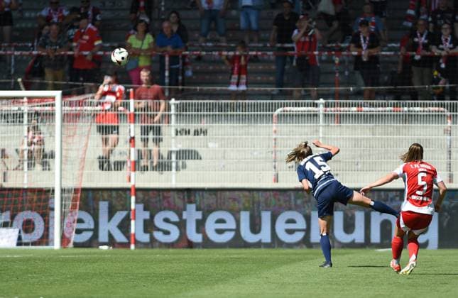 Fussball, Frauen, Saison 2024 2025, 2. Frauen-Bundesliga (1. Spieltag), 1. FC Union Berlin - Hamburger SV, Katja Orschmann (1. Frauen, 1. FC Union) erzielt das Tor zum 2:1 gegen Jana Braun (1. Frauen, HSV), 24.08. 2024, Copyright: xStefaniexFiebrig MatthiasxKochx
