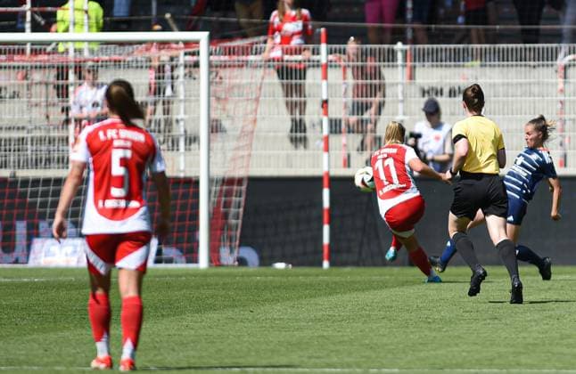 Fussball, Frauen, Saison 2024 2025, 2. Frauen-Bundesliga (1. Spieltag), 1. FC Union Berlin - Hamburger SV, Dina Orschmann (1. Frauen, 1. FC Union) erzielt das Tor zum 1:1 gegen Jana Braun (1. Frauen, HSV), 24.08. 2024, Copyright: xStefaniexFiebrig MatthiasxKochx