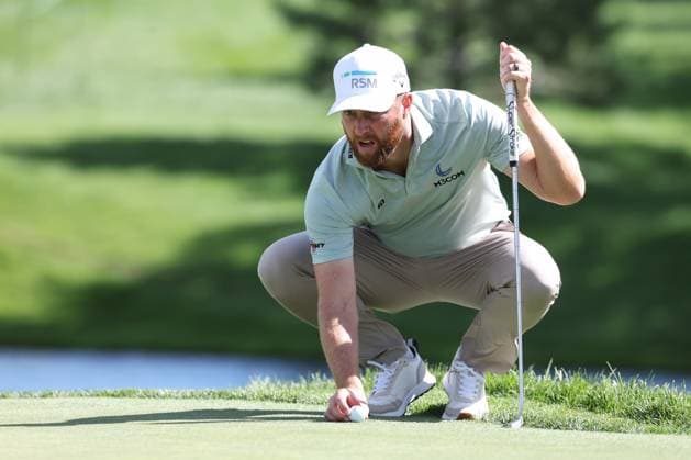 CASTLE ROCK, CO - AUGUST 24: Chris Kirk lines up a putt on the 3rd hole during the third round of the BMW Championship on August 24, 2024 at Castle Pines Golf Club in Castle Rock, CO. (Photo by Scott Winters Icon Sportswire) GOLF: AUG 24 PGA, Golf Herren FedExCup Playoffs - BMW Championship EDITORIAL USE ONLY Icon2408240366