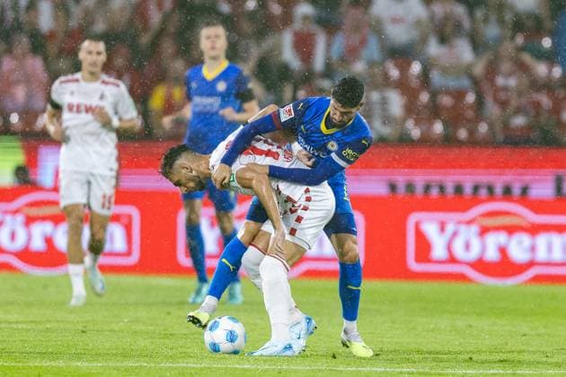 Fußball 2. Liga 1. FC Köln - Eintracht Braunschweig am 24.08.2024 im RheinEnergieStadion in Köln Leart Pacarada ( Köln ), vorne - Fabio Kaufmann ( Braunschweig ), hinten DFB regulations prohibit any use of photographs as image sequences and or quasi-video.
