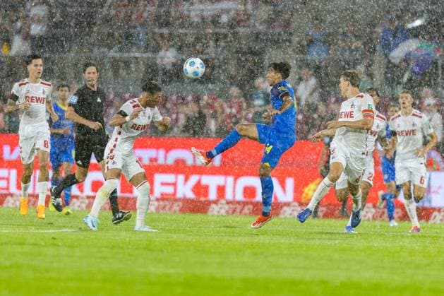Fußball 2. Liga 1. FC Köln - Eintracht Braunschweig am 24.08.2024 im RheinEnergieStadion in Köln Leart Pacarada ( Köln ), links - Johan Gomez ( Braunschweig ), mitte - Timo Hübers ( Köln ), rechts DFB regulations prohibit any use of photographs as image sequences and or quasi-video.