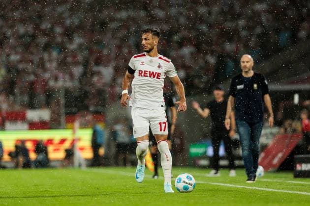 2. Fußball Bundesliga: 1. FC Köln - Eintracht Braunschweig; 24.08.2024 Leart Paqarada (1. FC Köln, 17) am Ball 2. Fußball Bundesliga, 1. FC Köln - Eintracht Braunschweig, Köln, Rheinenergiestadion am 24.08.2024 DFL REGULATIONS PROHIBIT ANY USE OF PHOTOGRAPHS AS IMAGE SEQUENCES AND OR QUASI-VIDEO.