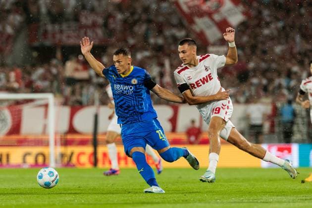 2. Fußball Bundesliga: 1. FC Köln - Eintracht Braunschweig; 24.08.2024 Zweikampf Sven Köhler (Eintracht Braunschweig, 27), Tim Lemperle (1. FC Köln, 19) 2. Fußball Bundesliga, 1. FC Köln - Eintracht Braunschweig, Köln, Rheinenergiestadion am 24.08.2024 DFL REGULATIONS PROHIBIT ANY USE OF PHOTOGRAPHS AS IMAGE SEQUENCES AND OR QUASI-VIDEO.