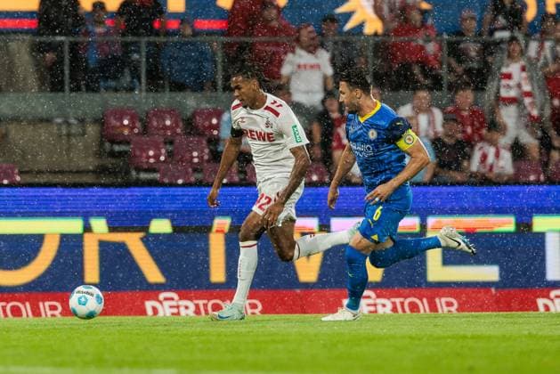 2. Fußball Bundesliga: 1. FC Köln - Eintracht Braunschweig; 24.08.2024 Zweikampf Damion Downs (1. FC Köln, 42), Ermin Bicakcic (Eintracht Braunschweig, 6) 2. Fußball Bundesliga, 1. FC Köln - Eintracht Braunschweig, Köln, Rheinenergiestadion am 24.08.2024 DFL REGULATIONS PROHIBIT ANY USE OF PHOTOGRAPHS AS IMAGE SEQUENCES AND OR QUASI-VIDEO.